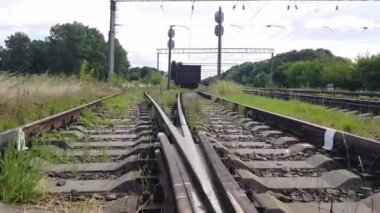 4k eski tren istasyonunda çim ile büyümüş bir rut boyunca yürüyüş