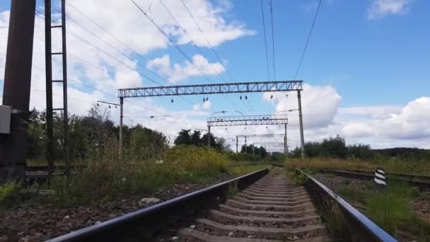 4k wandelen langs een rut begroeid met gras op het oude treinstation — Stockvideo