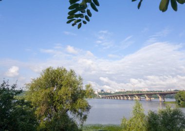 Güzel bulutlar ile gün doğumundan sonra bir köprü ile Geniş nehir Dinyeper