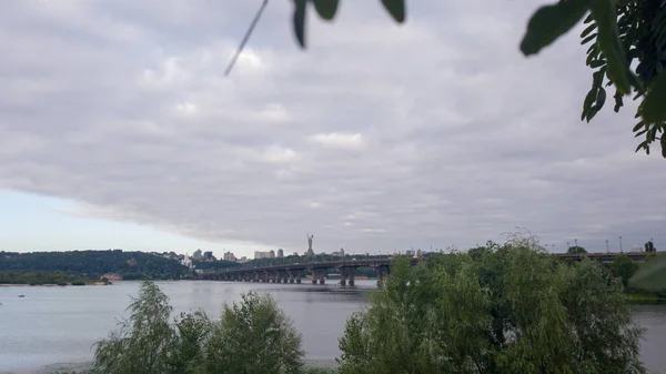 Dnieper rio largo com uma ponte após o nascer do sol com belas nuvens — Fotografia de Stock