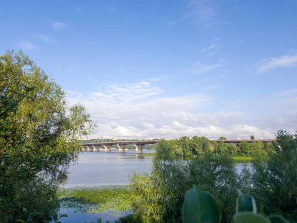 Güzel bulutlar ile gün doğumundan sonra bir köprü ile Geniş nehir Dinyeper