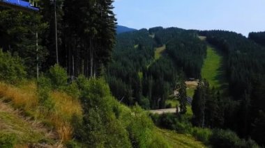 Yaz sonunda Karpat dağlarında teleferik. 4k çekim kablo yolu