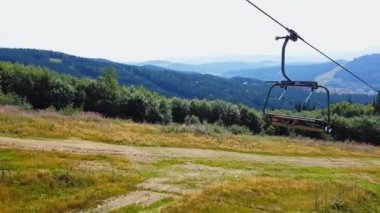 Yaz sonunda Karpat dağlarında teleferik. 4k çekim kablo yolu