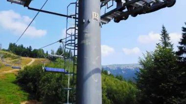 Yaz sonunda Karpat dağlarında teleferik. 4k çekim kablo yolu