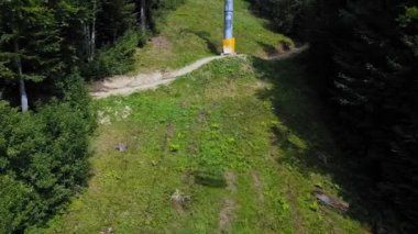 Yaz sonunda Karpat dağlarında teleferik. 4k çekim kablo yolu
