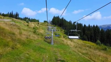 Yaz sonunda Karpat dağlarında teleferik. 4k çekim kablo yolu