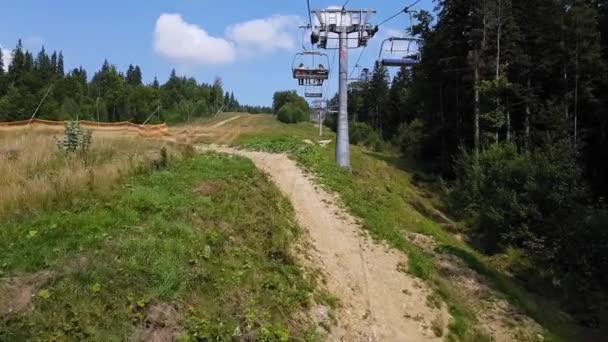 Teleférico en las montañas Cárpatos al final del verano. teleférico de tiro 4K — Vídeo de stock