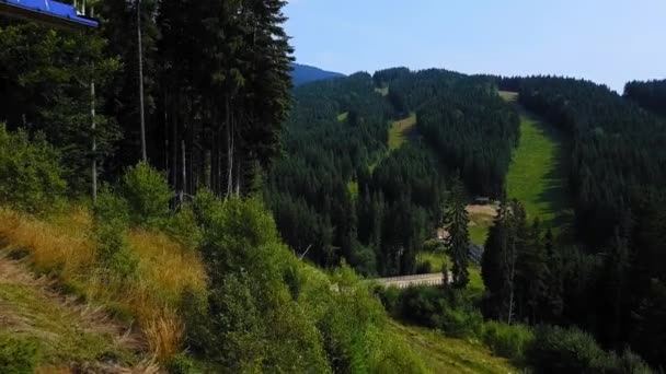Linbana i Karpaterna i slutet av sommaren. 4K-skytte linbane — Stockvideo