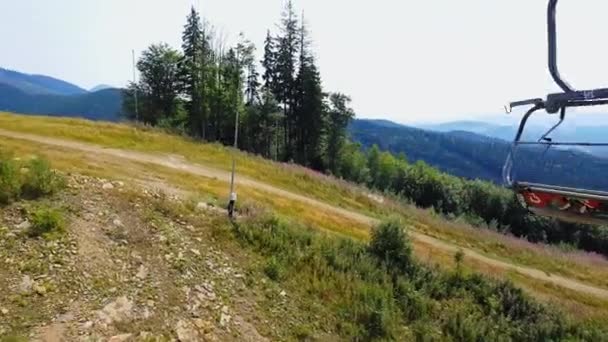 Funivia nelle montagne dei Carpazi alla fine dell'estate. 4K funivia di tiro — Video Stock