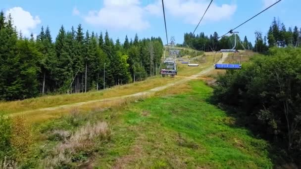 Cableway nas montanhas dos Cárpatos no final do verão. Cabo de tiro 4K — Vídeo de Stock