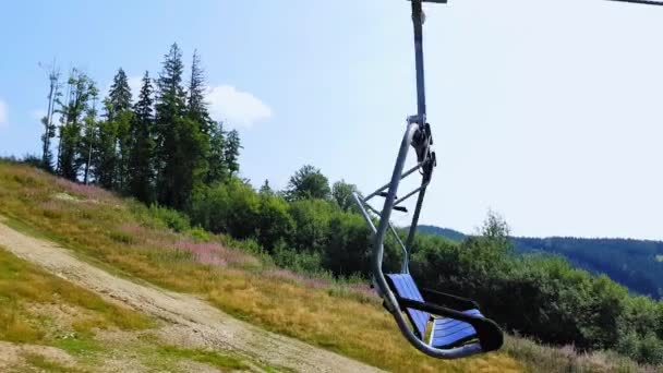 Teleférico en las montañas Cárpatos al final del verano. teleférico de tiro 4K — Vídeo de stock