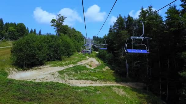 Yaz sonunda Karpat dağlarında teleferik. 4k çekim kablo yolu — Stok video