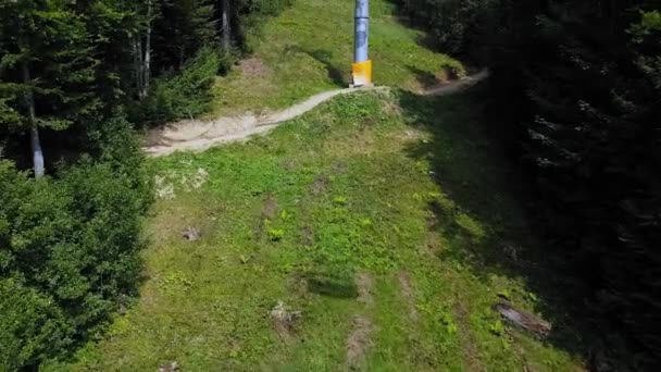 Teleférico en las montañas Cárpatos al final del verano. teleférico de tiro 4K — Vídeo de stock