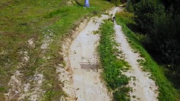 Teleférico en las montañas Cárpatos al final del verano. teleférico de tiro 4K — Vídeos de Stock