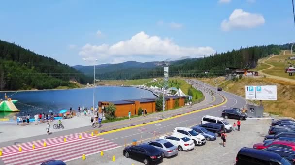 Teleférico en las montañas Cárpatos al final del verano. teleférico de tiro 4K — Vídeo de stock