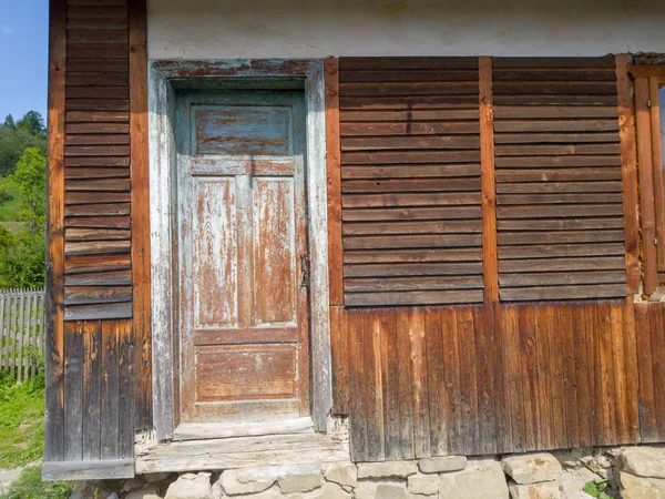 Ancienne maison en bois abandonnée dans les Carpates — Photo