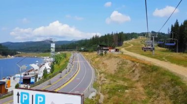 Yaz sonunda Karpat dağlarında teleferik. 4k çekim kablo yolu