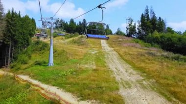Yaz sonunda Karpat dağlarında teleferik. 4k çekim kablo yolu