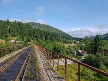 Güzel dağ dar-gauge demiryolu, Vorohta köyünde orman geçen Karpatlar dağlarında raylar, Ivano-Frankivsk bölge, Ukrayna
