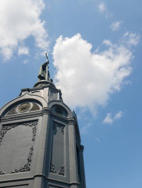 Mavi gökyüzüne karşı bir haç ile Vladimir Anıtı Ukrayna Kiev 27.07.2019