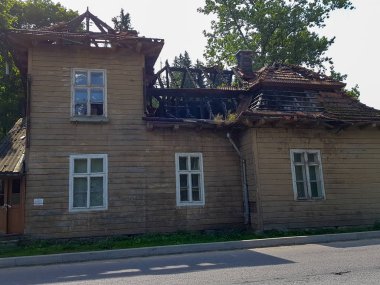 yaz aylarında bulut ile mavi gökyüzü altında yanmış ve düşmüş bir evin çatı yatay yakın görüntü.