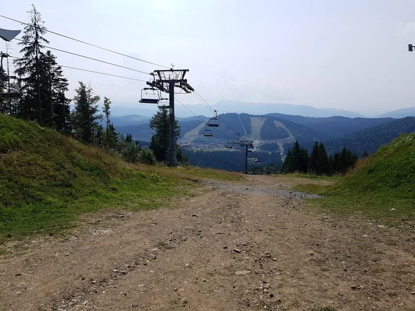 Viaje en teleférico en verano por encima de las montañas Cárpatos —  Fotos de Stock