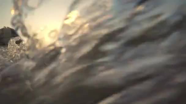 Sonnenaufgang am Meer. Katamaran steht am Strand am Meer. Sandstrand an einem Sommermorgen von den Wellen des Meeres angespült. — Stockvideo