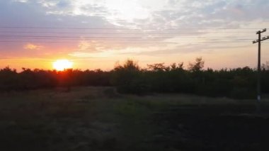 Gün doğumundan sonra tepeler ve orman ile güzel bir manzara üzerinde trenden görünümü. Arabanın penceresinden manzara, otobüs, tren. Trenden yolculuk.