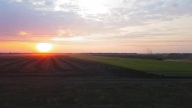 Gün doğumundan sonra tepeler ve orman ile güzel bir manzara üzerinde trenden görünümü. Arabanın penceresinden manzara, otobüs, tren. Trenden yolculuk.