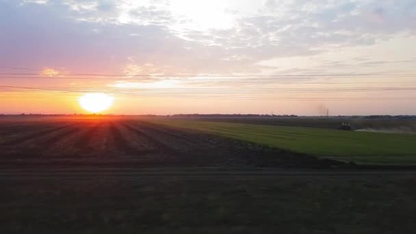 Výhled z vlaku na krásnou scenérii s kopci a lesem po východu slunce. Výhled z okna auta, autobusu, vlaku. Cesta z vlaku. — Stock video