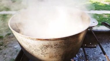 Bograch. Kırmızı biber, et, fasulye, sebze, hamur çorbası. Kazan içinde geleneksel Macar gulaş. Yemek açık havada bir açık ateş üzerinde pişmiş. Lezzetli ve sağlıklı gıda Orta Avrupa'da popüler