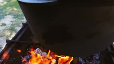 Bograch. Kırmızı biber, et, fasulye, sebze, hamur çorbası. Kazan içinde geleneksel Macar gulaş. Yemek açık havada bir açık ateş üzerinde pişmiş. Lezzetli ve sağlıklı gıda Orta Avrupa'da popüler