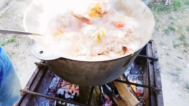 Bograch. Soup with paprika, meat, bean, vegetable, dumpling. Traditional Hungarian Goulash in cauldron. Meal cooked outdoors on an open fire. Delicious and healthy food popular in Central Europe — Stock Footage Bograch. Soup with paprika, meat, bean, vegetable, dumpling. Traditional Hungarian Goulash in cauldron. Meal cooked outdoors on an open fire. Delicious and healthy food popular in Central Europe Stock Video