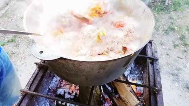 Bograch. Soppa med kött, grönsaker, bönor, paprika, klimp. Traditionell ungersk gulasch i kitteln. Mat lagad utomhus över öppen eld. Läcker och hälsosam mat som är populära i Centraleuropa — Stockvideo