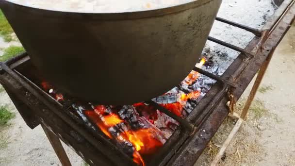 Бограч. Суп с паприкой, мясом, бобами, овощами, пельменями. Традиционный венгерский гуляш в котле. Еда, приготовленная на открытом огне. Вкусная и здоровая пища популярна в Центральной Европе — стоковое видео