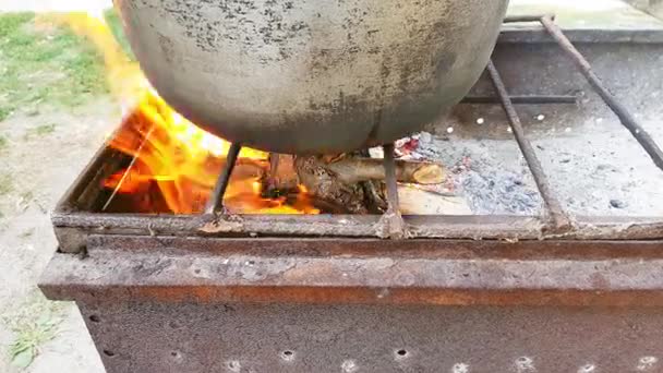 Bograch. Soppa med kött, grönsaker, bönor, paprika, klimp. Traditionell ungersk gulasch i kitteln. Mat lagad utomhus över öppen eld. Läcker och hälsosam mat som är populära i Centraleuropa — Stockvideo