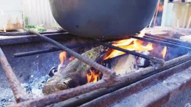 Bograch. Kırmızı biber, et, fasulye, sebze, hamur çorbası. Kazan içinde geleneksel Macar gulaş. Yemek açık havada bir açık ateş üzerinde pişmiş. Lezzetli ve sağlıklı gıda Orta Avrupa'da popüler