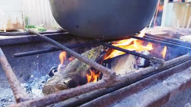 Bograch. Φασολάδα με πάπρικα, κρέας, φασόλια, λαχανικών ζυμαρικών. Παραδοσιακή ουγγρική γκούλας στο καζάνι. Γεύμα μαγειρεμένο σε εξωτερικούς χώρους σε ανοιχτή φωτιά. Νόστιμα και υγιεινά τρόφιμα που είναι δημοφιλή στην κεντρική Ευρώπη — Αρχείο Βίντεο