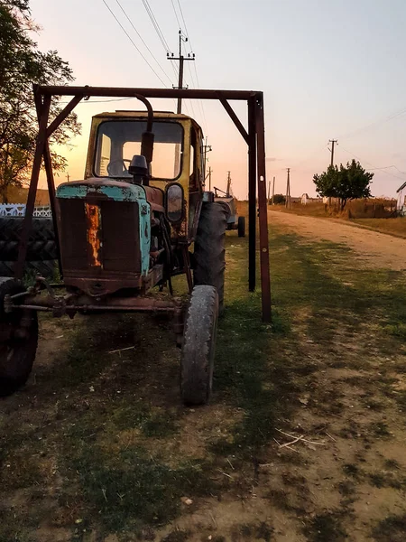 拖拉机的美丽景色。美丽的景色，风景和全景在村里的旧拖拉机，夏天的一天 — 图库照片