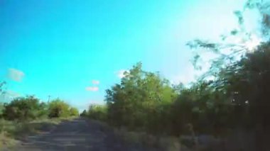 4k Hiperlapse yolu, eski bir köy yolunda, ekili ve asfalt yüzeyi zayıf..