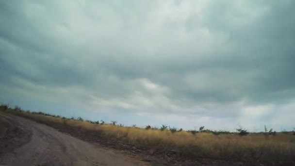 4K Hyperlapse ride sur un vieux chemin de terre de champ près de la mer . — Video