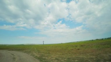 4k Hiperlapse, deniz kenarındaki eski toprak yolda..