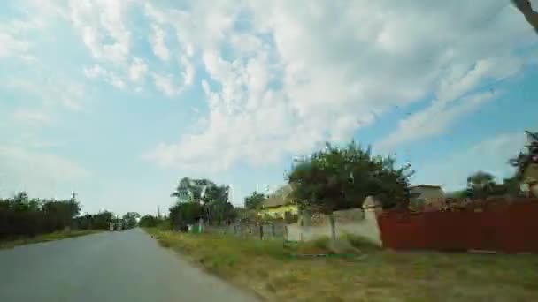 4K Hyperlapse unidad en un viejo camino de campo con una plantación y con una superficie de asfalto pobre . — Vídeo de stock