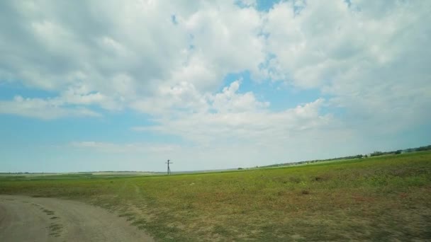 4K Hyperlapse passeio em um velho campo estrada de terra perto do mar . — Vídeo de Stock