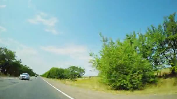 4K Hyperlapse їде по старій заміській дорозі з посадкою і з поганою асфальтовою поверхнею . — стокове відео