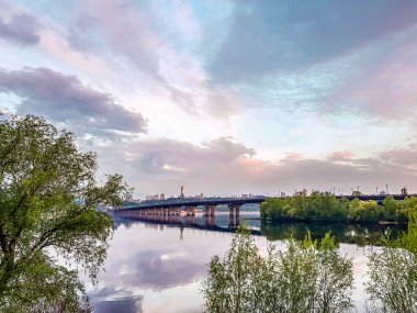 Güzel bulutlar ile gün doğumundan sonra bir köprü ile Geniş nehir Dinyeper