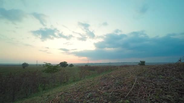 Timelapse 4K du coucher du soleil sur la prairie. Timelapse des prairies et coucher de soleil au début de l'automne — Video