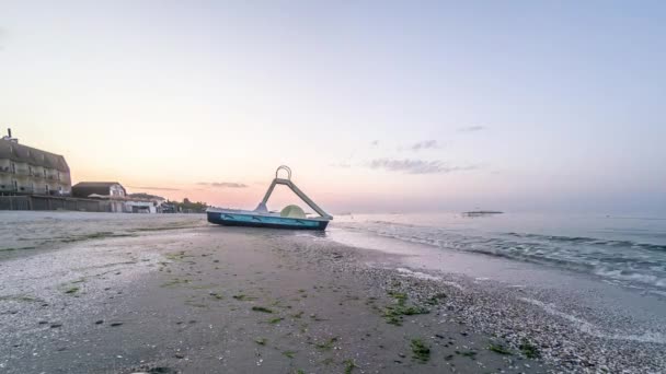 4k Zeitraffer des Sonnenaufgangs über dem Strand am Meer. Sonnenaufgang Wiese Zeitraffer über dem Meer. Katamaran steht bei Sonnenaufgang in der Nähe des Meeres. — Stockvideo