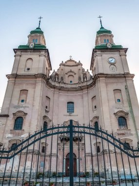 Gün batımından önce arkasında mavi bir gökyüzü olan eski bir kilise.