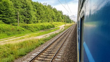 Raylarda yüksek hızlı yolcu treni. Ukrayna 'daki tren istasyonu.